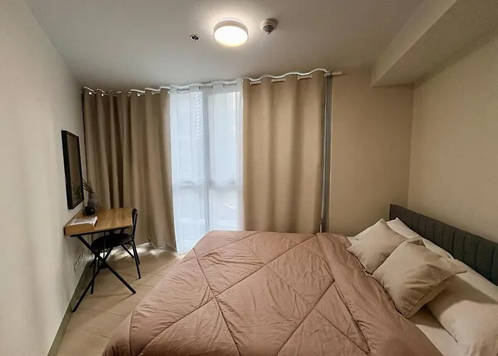 2br With Balcony Family & Friends Parksuites Bgc *