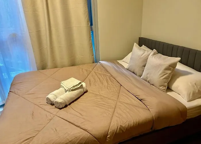 Apartment 2br With Balcony Family & Friends Parksuites Bgc *
